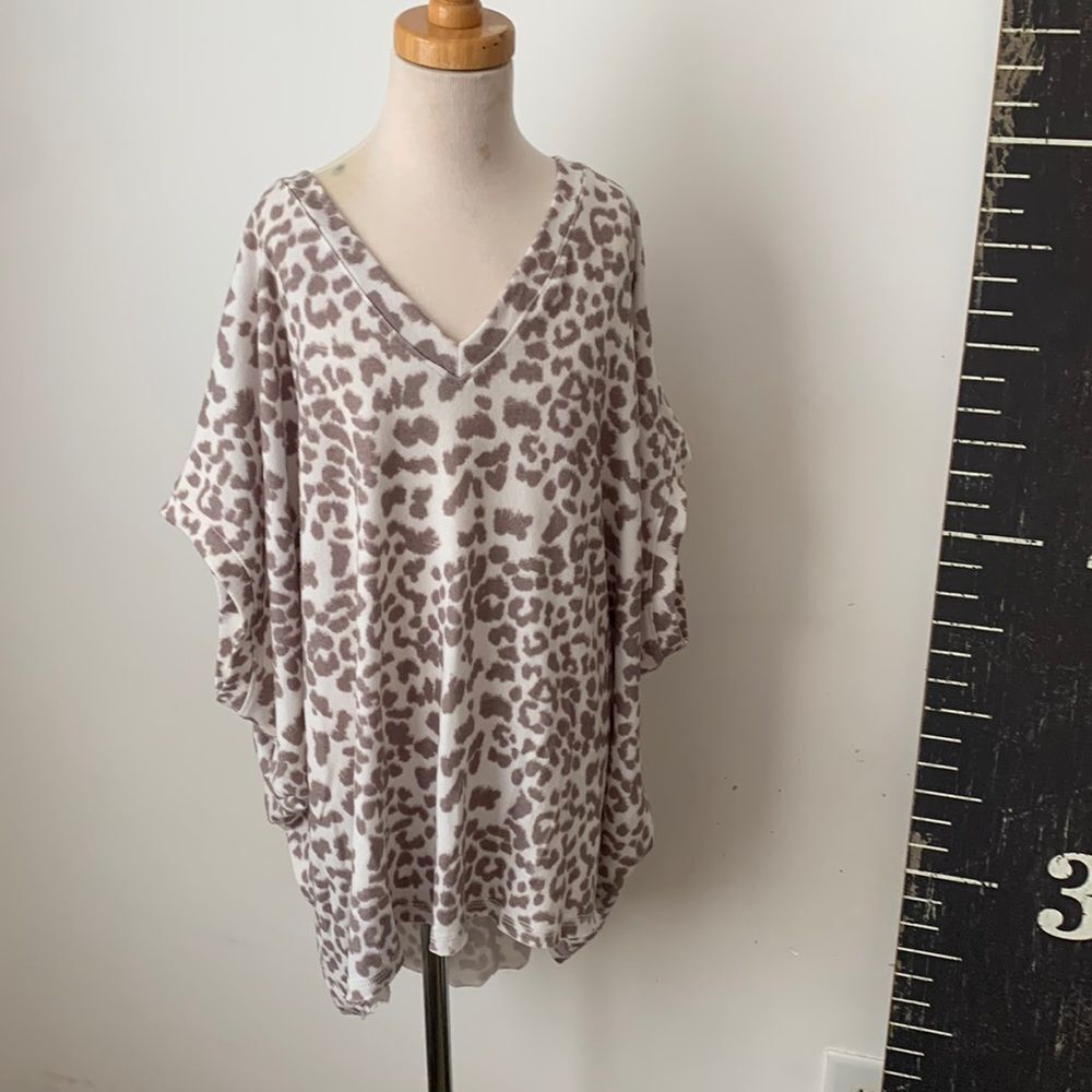 Karen Kane Poncho Top M Leopard Print V-Neck Oversized Tunic Batwing Blouse